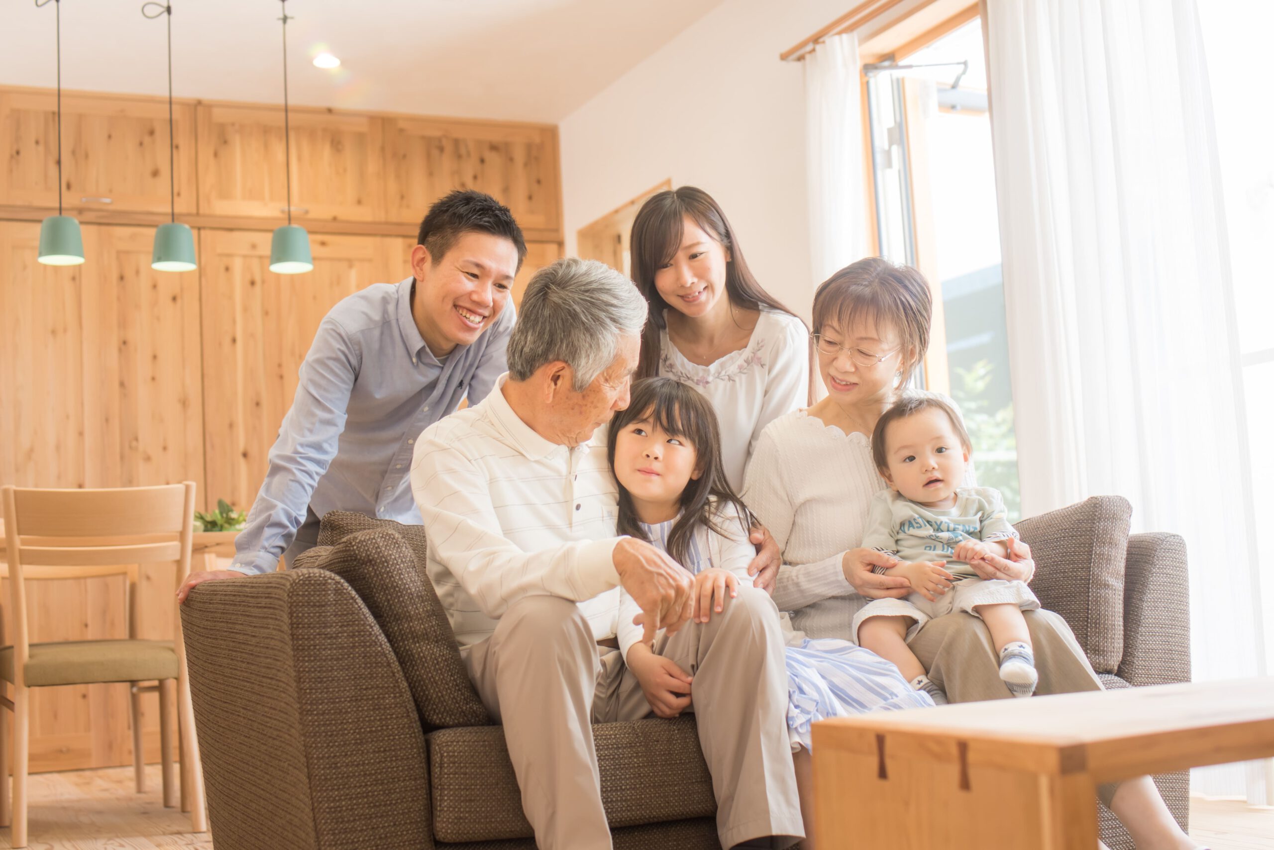 AdobeStock_221228031 (2) 家族団らんの写真。相続対策サービスをイメージした写真。